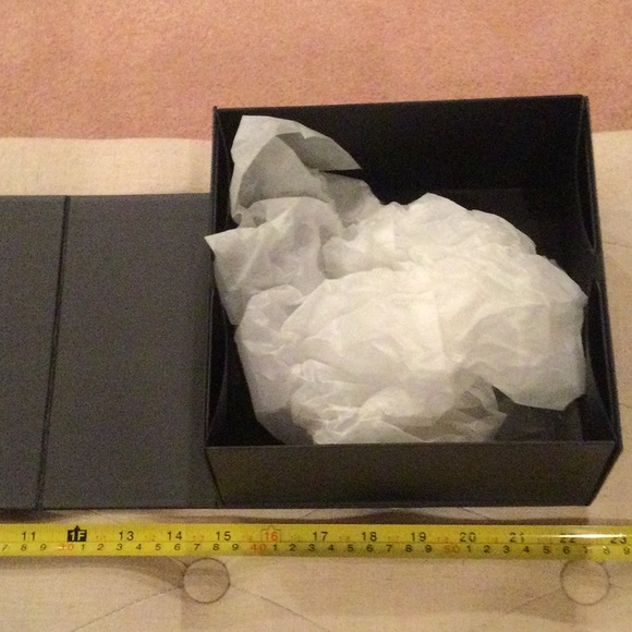 New Gucci Gift Box - Picture 9 of 16